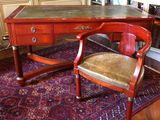 un bureau, une chaise et un tapis dans la pièce