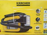 La boîte d'un aspirateur Karcher est ouverte sur la table.