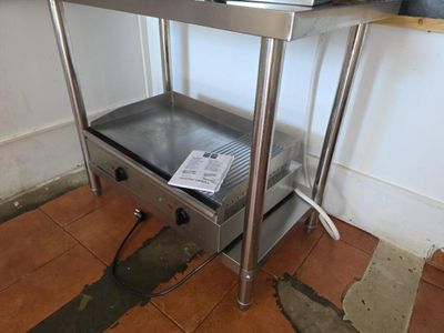 une table en métal sur laquelle est posé un micro-ondes