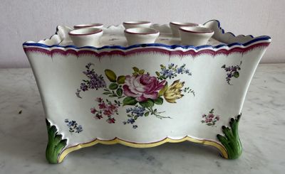 a picture of a vase with a bunch of flowers on it