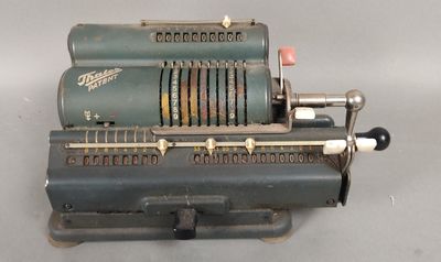 une machine posée sur une table