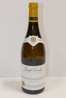 une bouteille de vin posée sur une table