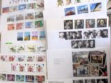 il y a beaucoup de cartes postales accrochées au mur de cette pièce