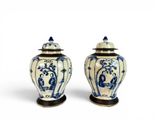 une paire de vases bleus et blancs ornés de motifs asiatiques