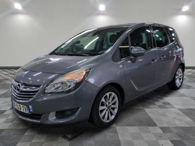 la photo d'une voiture grise garée dans un garage