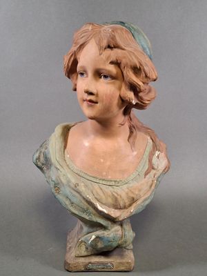 une statue de femme avec un chapeau sur la tête