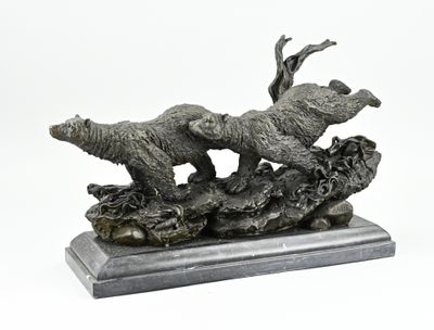 statue représentant un chien et un chat assis sur un tronc d'arbre, sur fond blanc