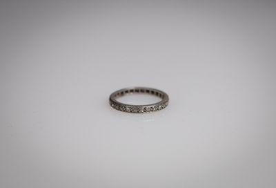 une bague en or blanc avec des diamants sur fond blanc