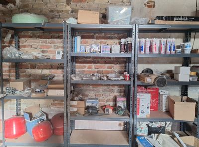 une pièce avec beaucoup d'étagères et de boîtes