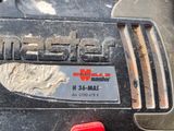 a close up view of a car ' s emblem on the side of the vehicle