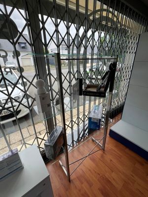 une pièce avec un lit et un bureau