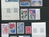 plusieurs types de timbres sont présentés sur une surface noire