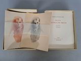 un livre ouvert dans lequel figure l'image de deux caniches