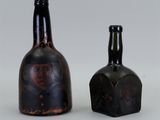 deux bouteilles sur lesquelles figurent les portraits d'un homme et d'une femme