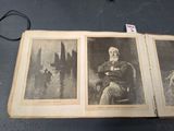 une vieille photo d'un homme assis sur une chaise devant un livre
