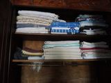 une armoire en bois sur laquelle sont posées de nombreuses serviettes pliées