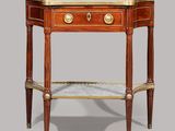 une petite table avec un plateau en marbre et deux tiroirs