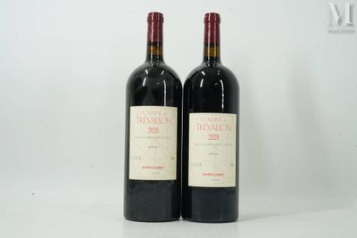 deux bouteilles de vin posées l'une à côté de l'autre sur une table