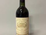 une bouteille de vin posée sur une table
