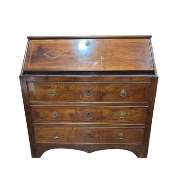 une commode en bois surmontée de tiroirs