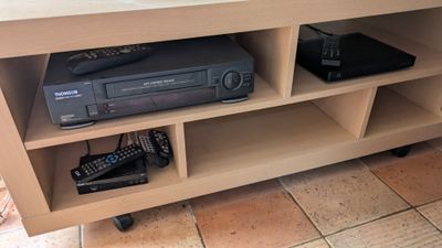 une étagère sur laquelle sont posées plusieurs télécommandes