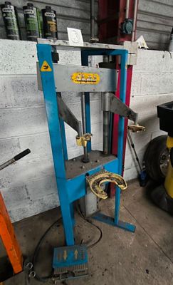 a picture of a machine that is sitting in a garage