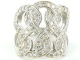 gros plan d'une bague en diamant sur fond blanc