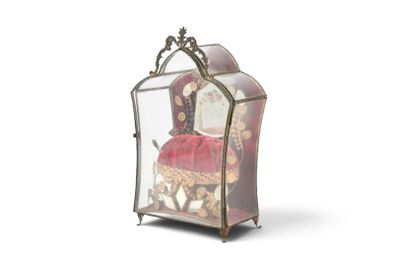 une vitrine en verre contenant une figurine