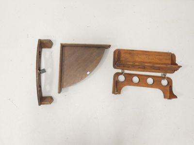 deux morceaux de bois et un couteau posés sur une table