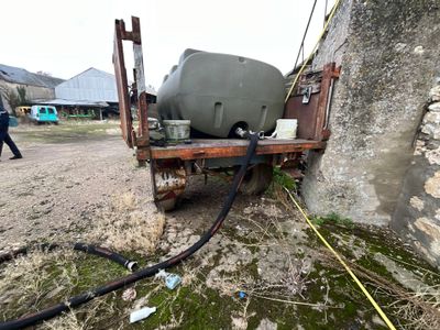 un camion équipé d'un réservoir à l'arrière