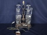 une image représentant une lampe de table plaquée argent sur fond bleu