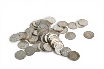 une pile de pièces d'argent sur une surface blanche