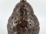 une lampe marron posée sur une table