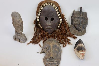 Lot de quatre masques et une statuette, le plus grand masque…