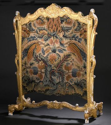un pare-feu de cheminée richement décoré, orné d'un motif floral