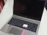 un ordinateur portable posé sur une table dans un magasin