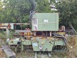une machine qui se trouve au milieu d'un champ