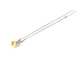 un gros plan d'un collier composé d'une perle montée sur une chaîne