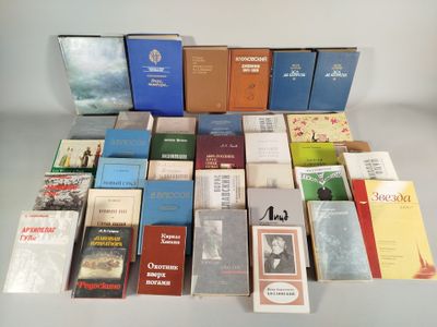 un grand nombre de livres posés sur une table