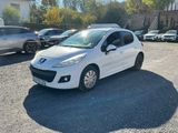la petite voiture blanche est garée dans le parking