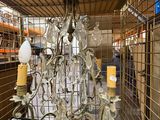un lustre suspendu au plafond d'une pièce