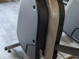 a machine that is sitting on the floor in the room