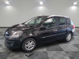 la photo d'une petite voiture noire garée sur un sol en damier