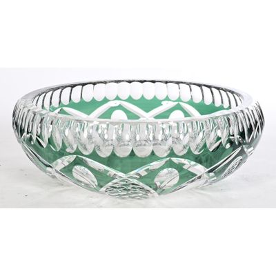 un saladier en verre vert orné d'un motif décoratif