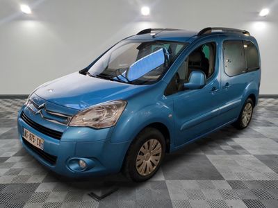 la petite camionnette bleue est garée sur un carrelage à carreaux
