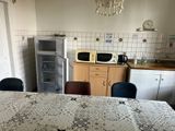 une petite cuisine avec une table et des chaises