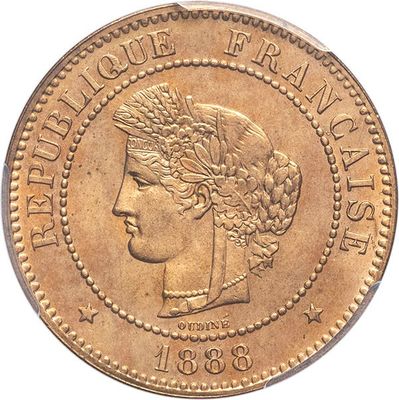 Gros plan sur une pièce d'or ornée d'une tête de femme