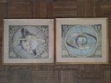 deux cartes du monde encadrées accrochées au mur