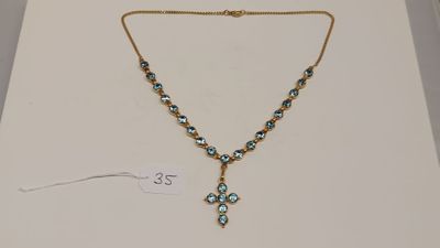 une boîte contenant un collier et un collier orné d'une croix