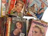 beaucoup de magazines empilés les uns sur les autres